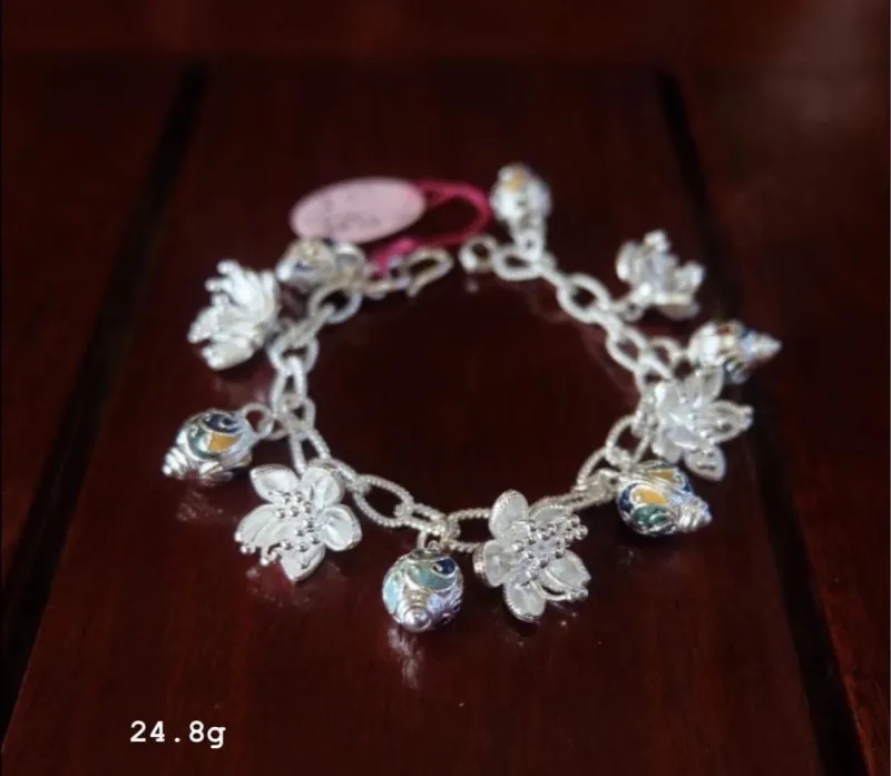 สร้อยข้อมือตุ้งติ้ง